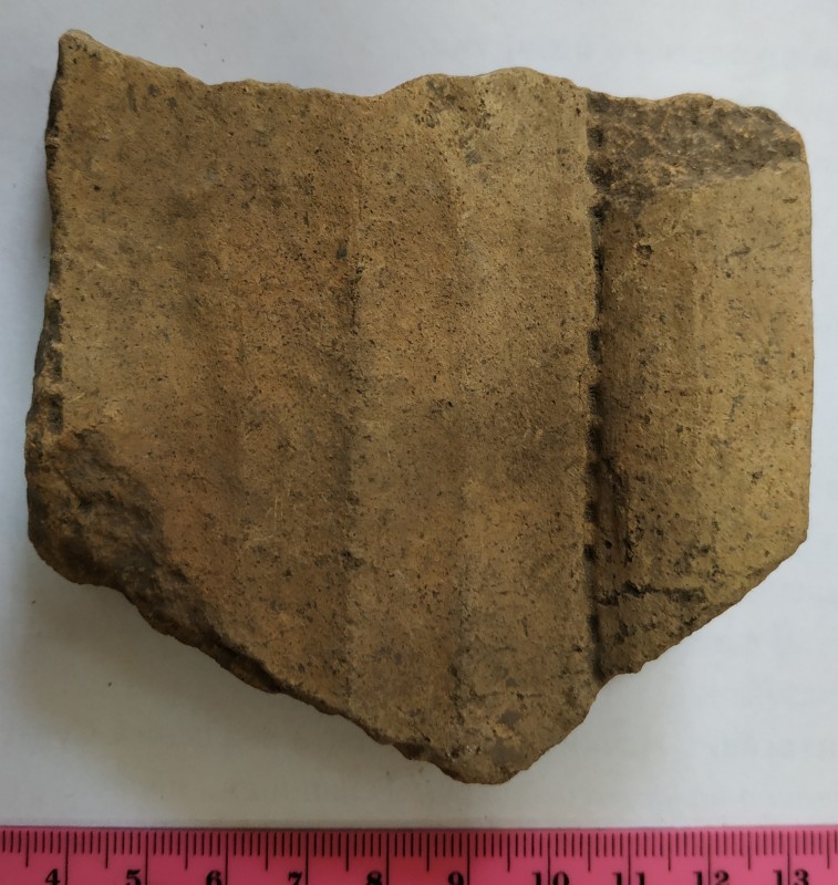 Фрагмент вінця ліпного жовтоглиняного посуду.