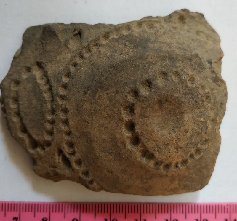 Фрагмент стінки ліпного сіроглиняного посуду.