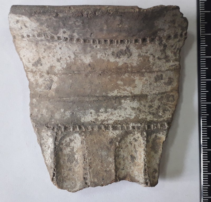 Фрагмент верхньої частини ліпного жовтоглиняного посуду.