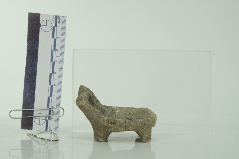 Сіроглиняне фігуркове крісло