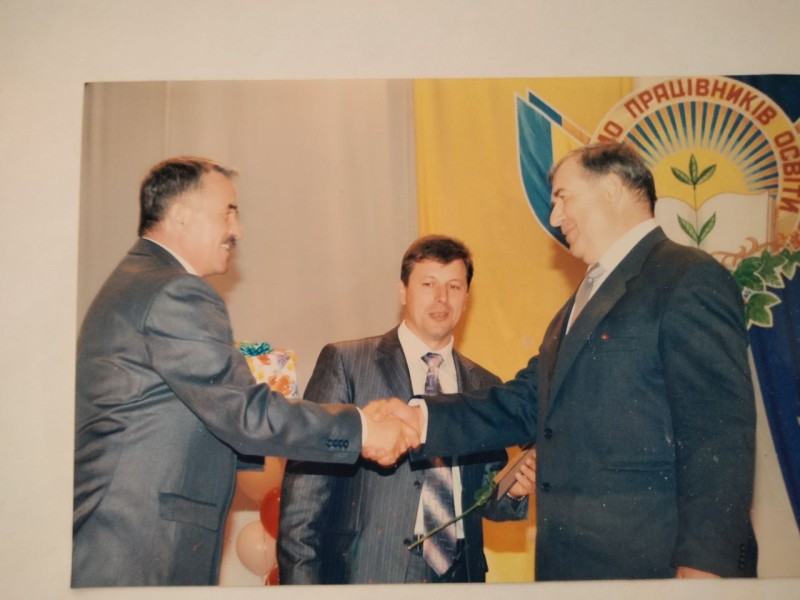 Фото. Г.Д. Сердюк (справа) з нагоди Дня працівників освіти вітають Сергія Федоровича Сушко, зліва, голова Козельщинської райдержадміністрації Юрій Борисович Марченко в центрі.