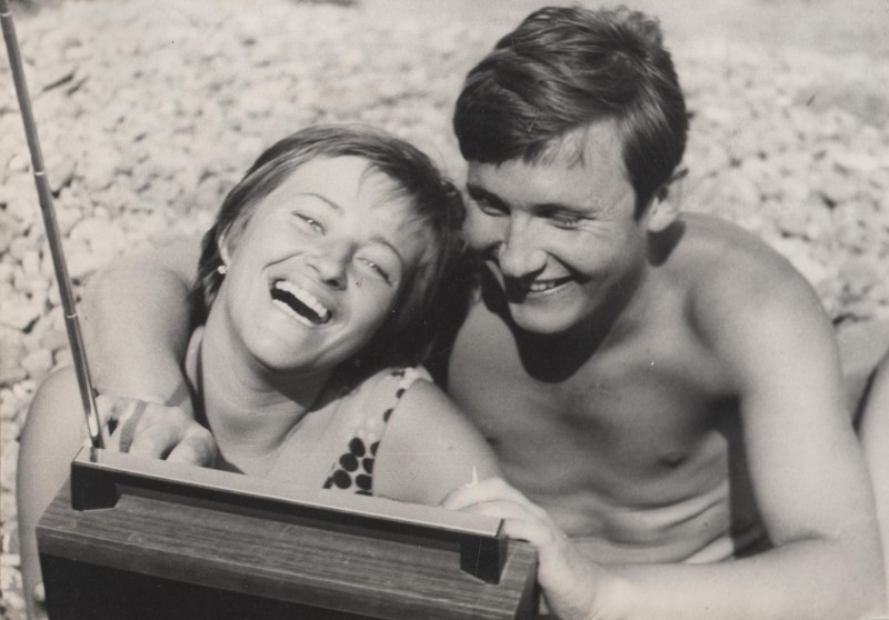 Фотографія. В. Івасюк з дівчиною. Крим. Феодосія. Серпень 1973 року.