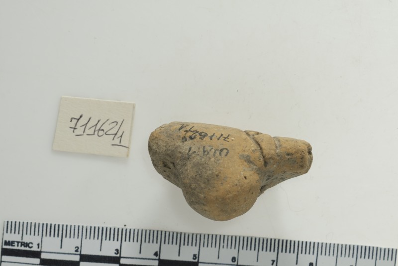 Жіноча сіроглиняна фігурка