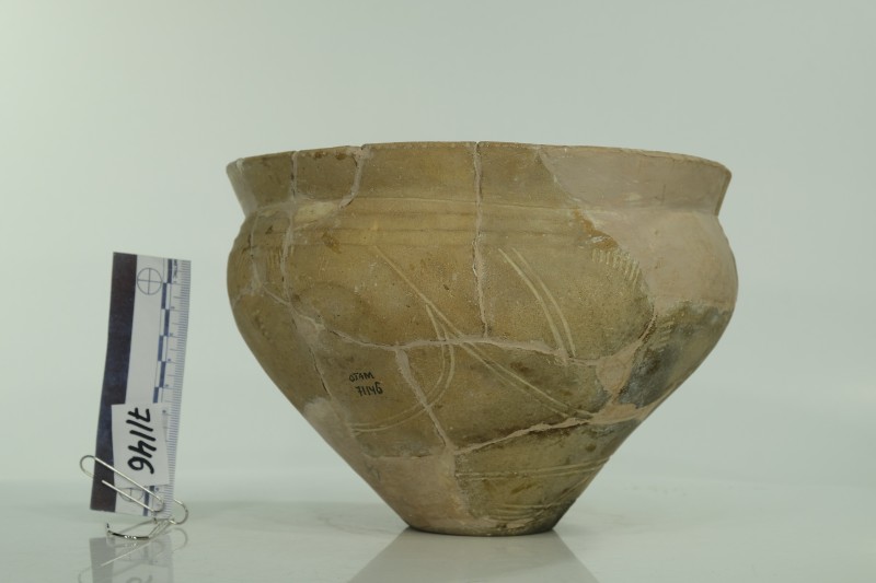 Жовтоглиняна кубкоподібна посудина з заглибленим орнаментом