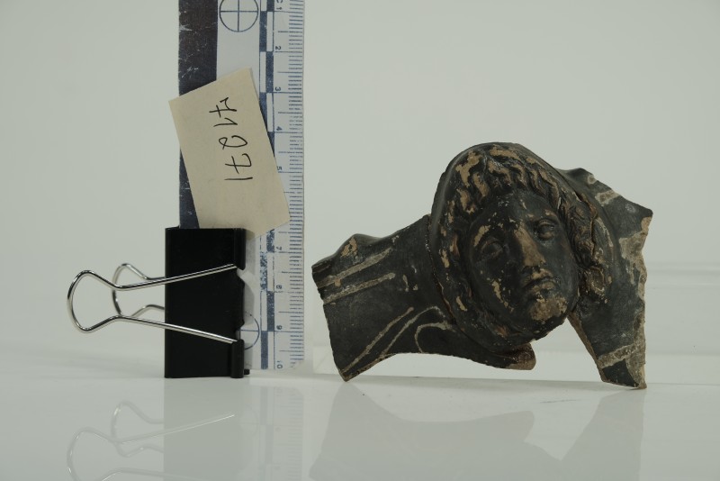 Уламок чорнолакової посудини