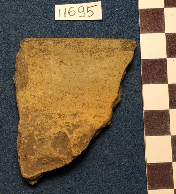 Фрагмент верхньої частини ліпного посуду.