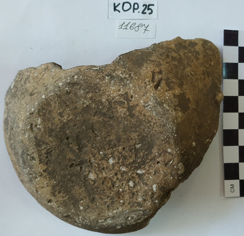 Фрагмент дна та придонної частини ліпної сіроглиняної посудини