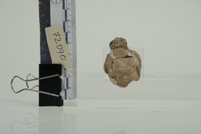 Фрагментована порожниста теракота у вигляді оголеної жіночої фігури із сильно перебільшеними формами тіла