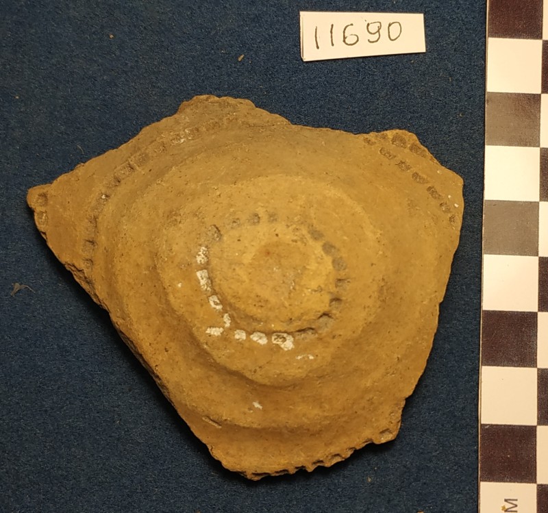 Фрагмент стінки ліпної сіроглиняної посудини жовтого кольору ззовні