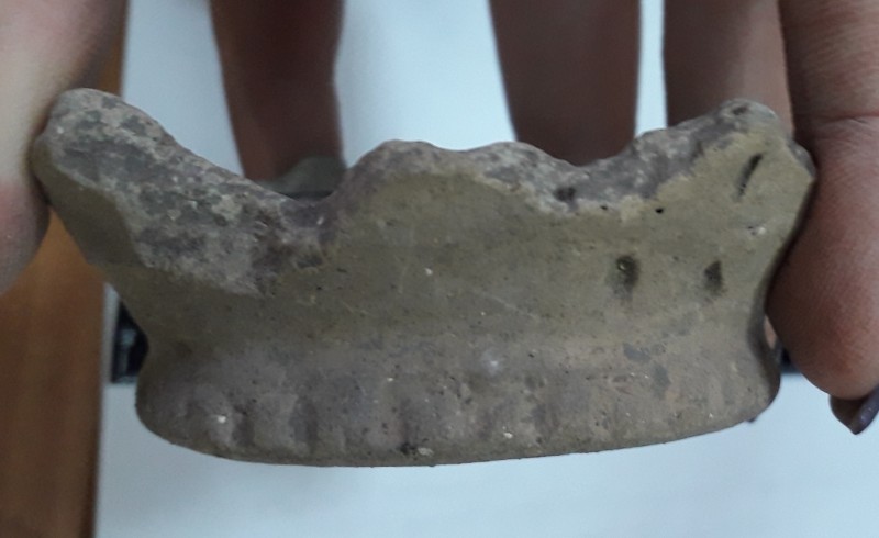 Фрагмент дна жовтоглиняного посуду.