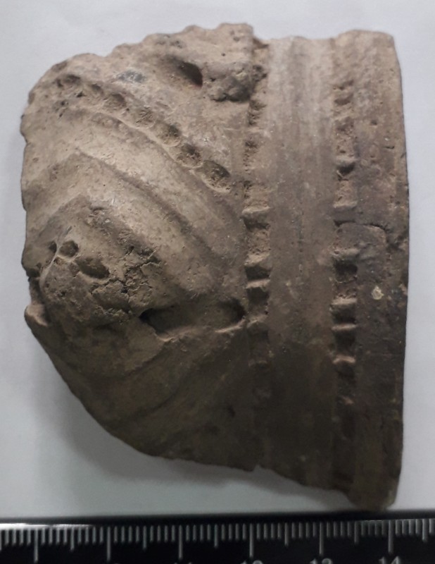 Фрагмент верхньої частини ліпного сіроглиняного посуду з вушком.