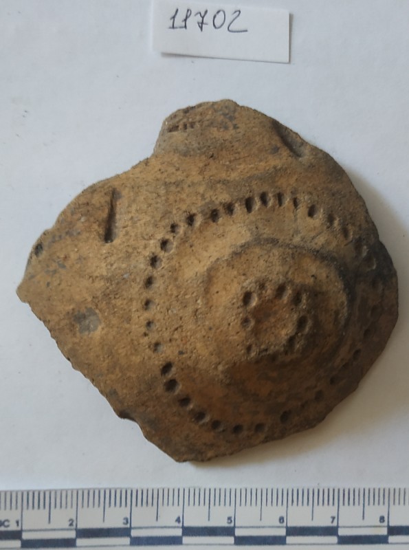 Фрагмент стінки ліпного жовтоглиняного посуду.