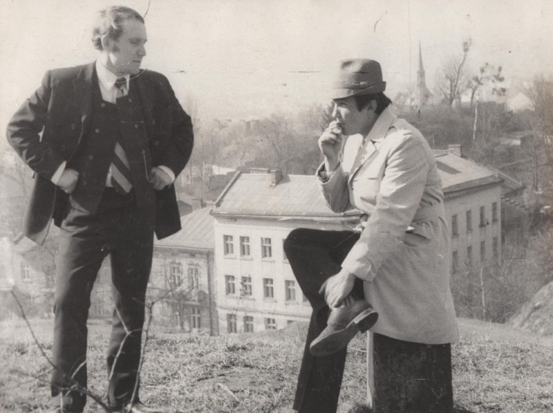 Фотографія. В. Івасюк палить, поруч стоїть чоловік. 1973 рік.