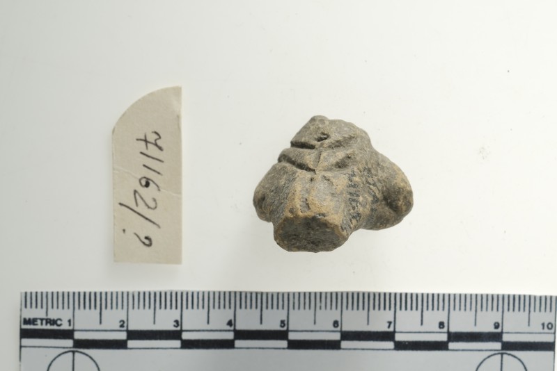 Жіноча сіроглиняна фігурка