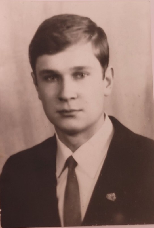 Лать Анатолій Петрович, слюсар цеху з ремонту технологічних установок Красноармійського локомотивного депо.