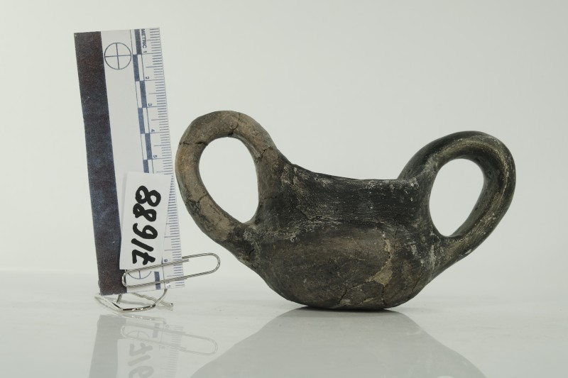 Посудинка маленька із двома високими ручками