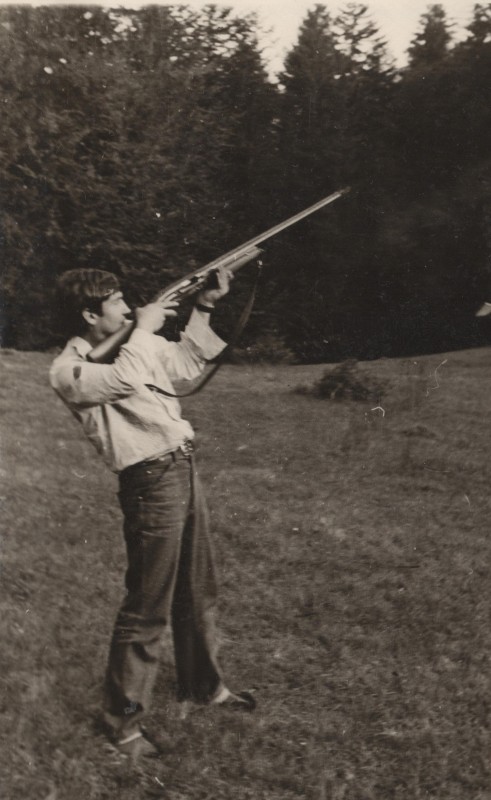 Фотографія. В. Івасюк з рушницею у руках. Жовтень 1973 року.