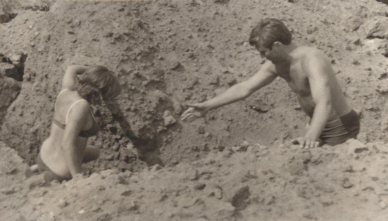 Фотографія. В. Івасюк подає руку Галині Івасюк. Крим. Феодосія. Серпень 1973 року.