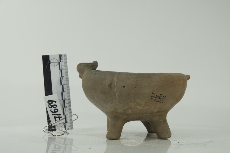 Посудина світлоглиняна у вигляді барашка на чотирьох лапах