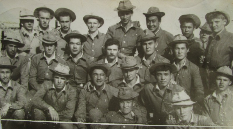 Фото групове. Савосін Юрій Миколайович з однополчанами.