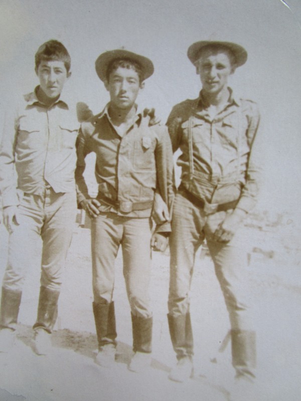 Фото групове. Савосін Юрій Миколайович (крайній справа) з однополчанами.