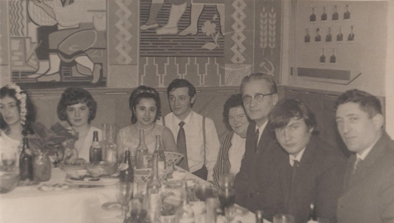 Фотографія. В. Івасюк за весільним столом із сім'єю. 1973 рік.