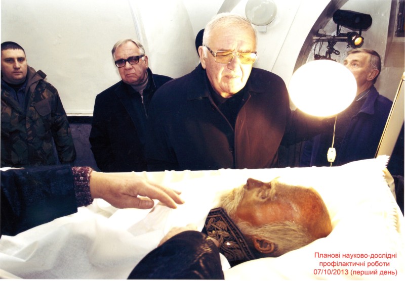 Фото. Автор - Кланца О.П. Планові науково-профілактичні роботи зі збереження набальзамованого тіла М. І. Пирогова 07.10.2013 р. Попередній огляд тіла М. І. Пирогова