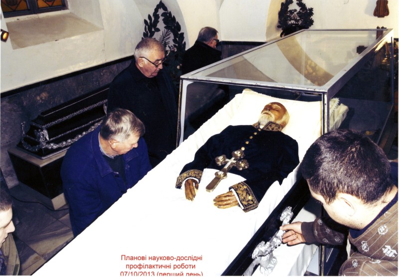 Фото. Автор - Кланца О.П. Планові науково-профілактичні роботи зі збереження набальзамованого тіла М. І. Пирогова 07.10.2013 р. Переміщення тіла вченого зі саркофага.