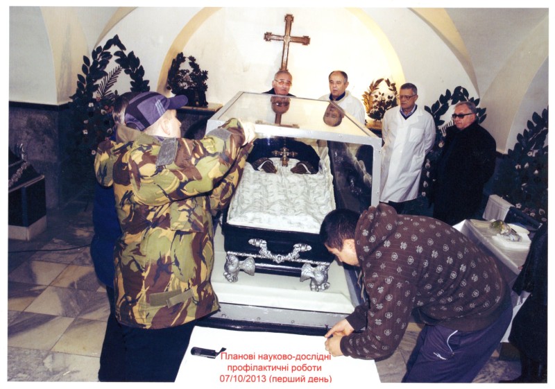 Фото. Планові науково-профілактичні роботи зі збереження набальзамованого тіла М. І. Пирогова 7-8 жовтня 2013 р. Зняття кришки гермосаркофага. 07.10.2013 р. Автор Кланца О. П.