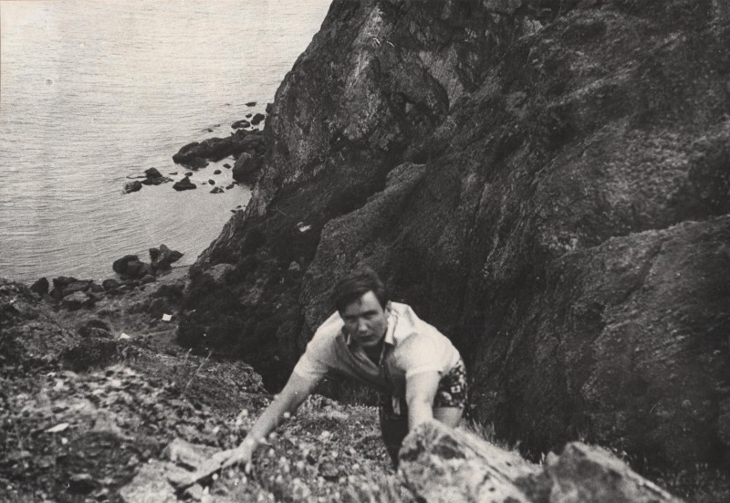 Фотографія. В. Івасюк піднімається по скелі. Крим. Феодосія. Серпень 1973 року.