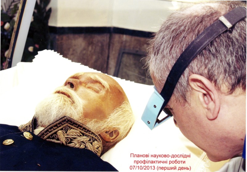 Фото. Автор - Кланца О. П. Планові науково-профілактичні роботи зі збереження набальзамованого тіла М. І. Пирогова 07.10.2013 р. Попередній огляд тіла М. І. Пирогова спеціалістами ВНМУ.