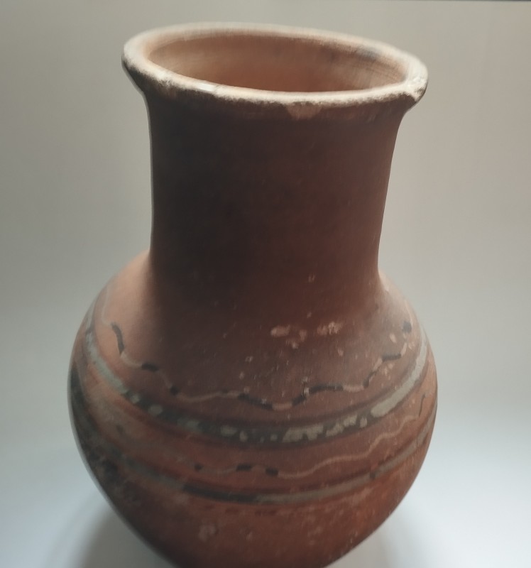 Глиняний горщик з візерунком