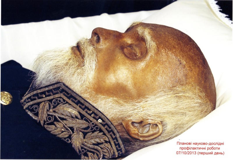 Фото. Автор - Кланца О.П. Планові науково-профілактичні роботи зі збереження набальзамованого тіла М. І. Пирогова 07.10.2013 р. Зовнішній вигляд голови М. І. Пирогова у прєкції 3/4 зліва.