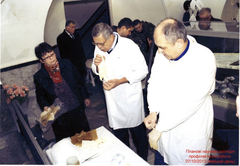 Фото. Автор - Кланца О.П. Планові науково-профілактичні роботи зі збереження набальзамованого тіла М. І. Пирогова 07.10.2013 р. Приготування членів комісії до виконання робіт.