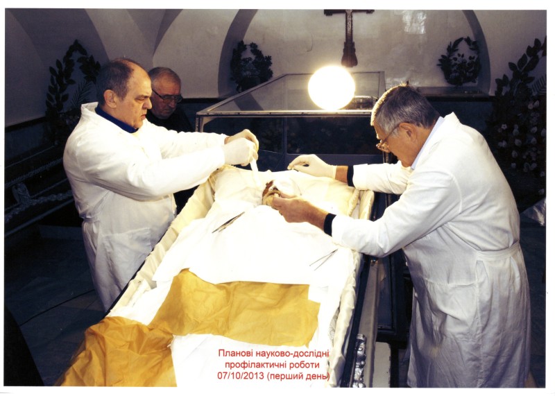 Фото. Автор - Кланца О.П. Планові науково-профілактичні роботи зі збереження набальзамованого тіла М. І. Пирогова 07.10.2013 р. Аплікація бальзамуючого розчину на тканини голови.