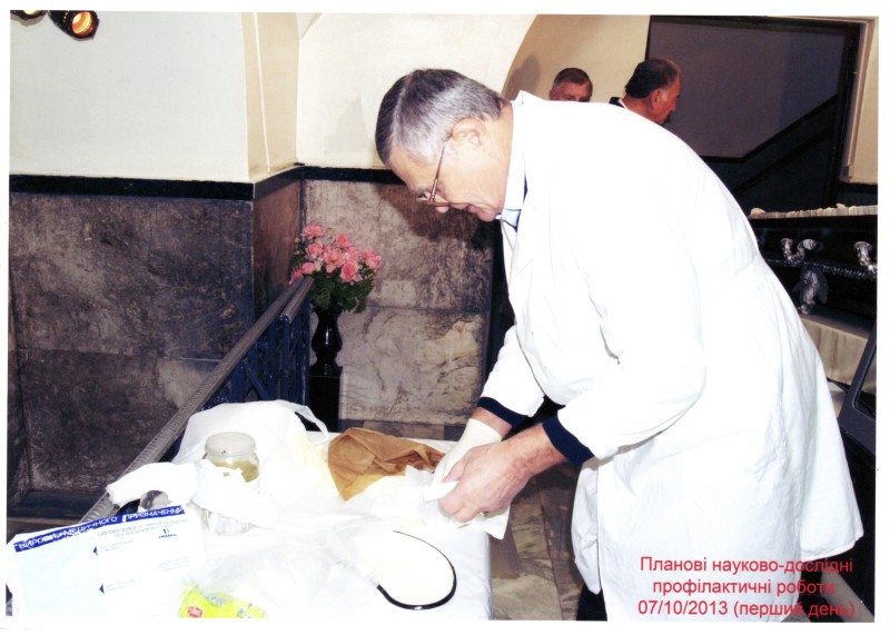 Фото. Автор - Кланца О.П. Планові науково-профілактичні роботи зі збереження набальзамованого тіла М. І. Пирогова 07.10.2013 р. Підготовка марлевих серветок.
