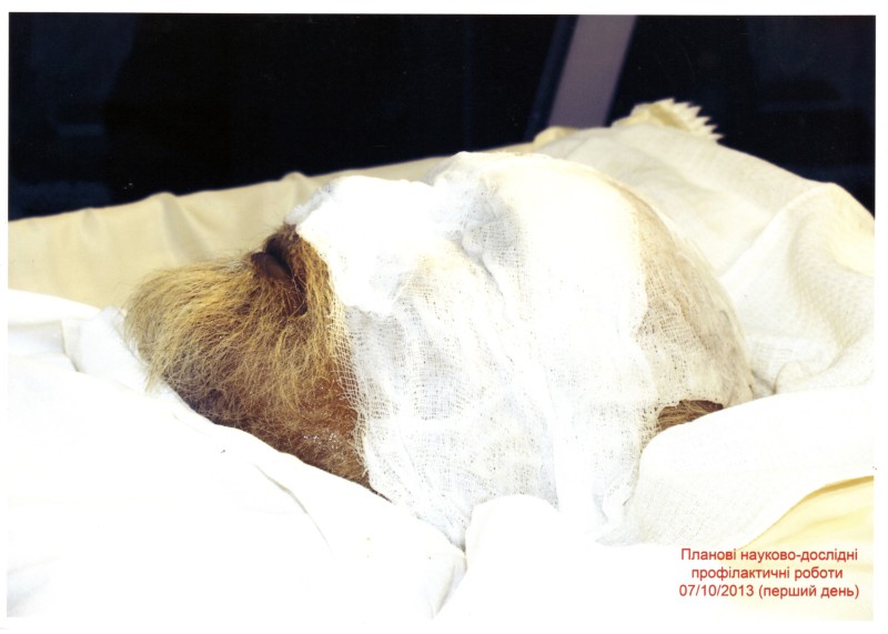 Фото. Автор - Кланца О.П. Планові науково-профілактичні роботи зі збереження набальзамованого тіла М. І. Пирогова 07.10.2013 р. Аплікація бальзамуючого розчину на тканини голови.