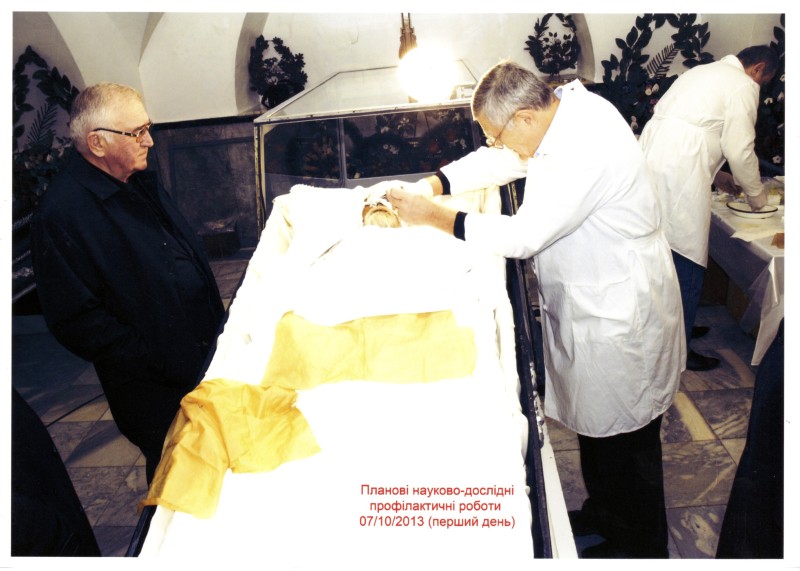 Фото. Автор - Кланца О.П. Планові науково-профілактичні роботи зі збереження набальзамованого тіла М. І. Пирогова 07.10.2013 р. Аплікація бальзамуючого розчину на тканини голови.