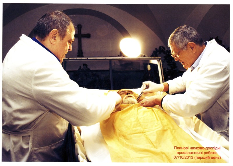 Фото. Автор - Кланца О.П. Планові науково-профілактичні роботи зі збереження набальзамованого тіла М. І. Пирогова 07.10.2013 р. Накладання захисних матеріалів на мундир М. І. Пирогова.