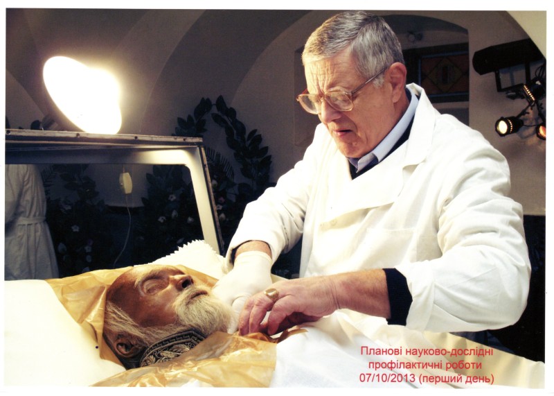 Фото. Автор - Кланца О.П. Планові науково-профілактичні роботи зі збереження набальзамованого тіла М. І. Пирогова 07.10.2013 р. Накладання захисних матеріалів на мундир М. І. Пирогова.