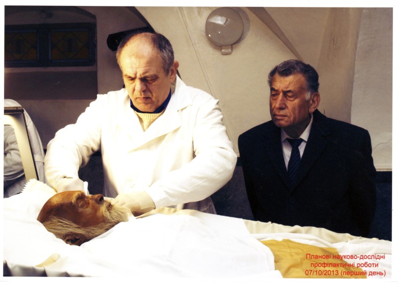 Фото. Автор - Кланца О.П. Планові науково-профілактичні роботи зі збереження набальзамованого тіла М. І. Пирогова 07.10.2013 р. Накладання захисної марлевої серветки на мундир М. І. Пирогова.