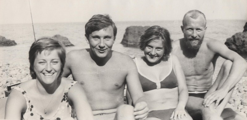 Фотографія. В. Івасюк з сестрою Галею та відпочивальниками. Крим. Феодосія. Серпень 1973 року.