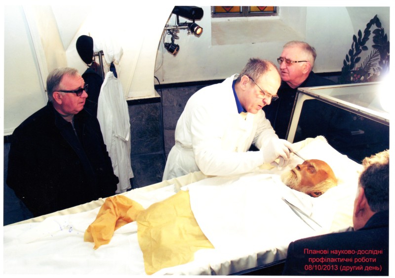 Фото. Автор - Кланца О.П. Планові науково-профілактичні роботи зі збереження набальзамованого тіла М. І. Пирогова 08.10.2013 р. Візуальне дослідження тканин і видалення надлишку бальзамуючого розчину.