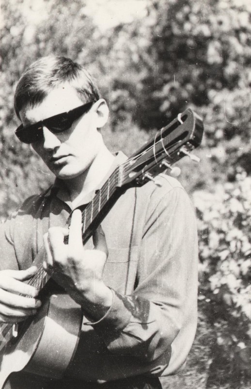 Фотографія. В. Івасюк в окулярах з гітарою в руках. 1964 рік.