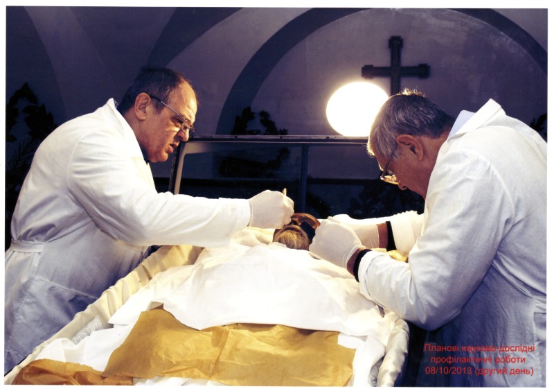 Фото. Автор - Кланца О.П. Планові науково-профілактичні роботи зі збереження набальзамованого тіла М. І. Пирогова 08.10.2013 р. Впорядкування зовнішнього вигляду деталей косметичної перуки.