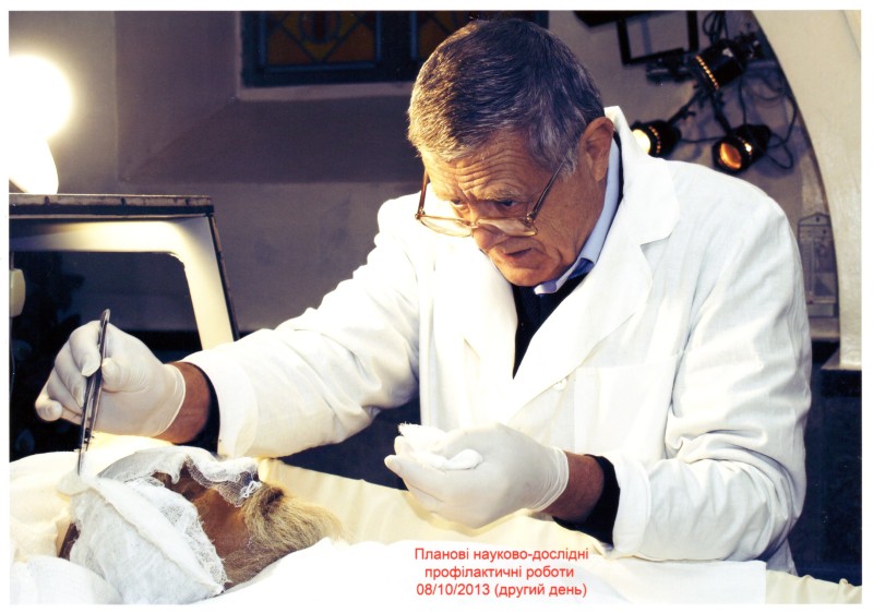 Фото. Автор - Кланца О.П. Планові науково-профілактичні роботи зі збереження набальзамованого тіла М. І. Пирогова 08.10.2013 р. Видалення аплікаційних марлевих серветок.