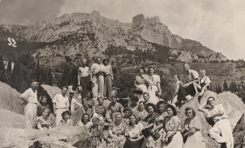 Фотографія. В. Івасюк з батьком та іншими туристами в горах. Крим. 1954 рік.