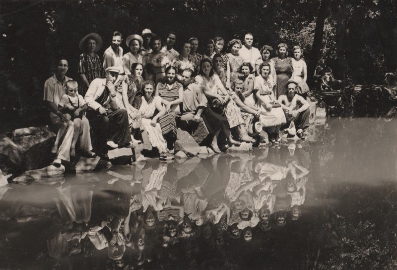 Фотографія. В. Івасюк з батьками на відпочинку біля води. Крим. 1954 рік.