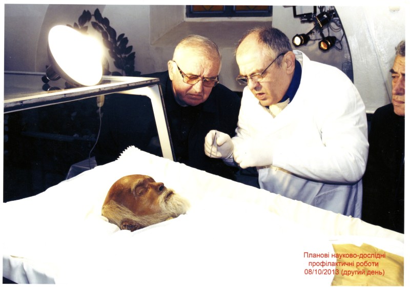 Фото. Автор - Кланца О.П. Планові науково-профілактичні роботи зі збереження набальзамованого тіла М. І. Пирогова 08.10.2013 р. Визначення відкладення жировоску у тканинах голови М. І. Пирогова