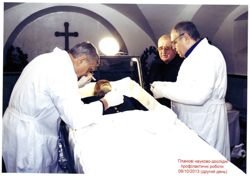 Фото. Автор - Кланца О.П. Планові науково-профілактичні роботи зі збереження набальзамованого тіла М. І. Пирогова 08.10.2013 р. Огляд і чистка мундира М. І. Пирогова